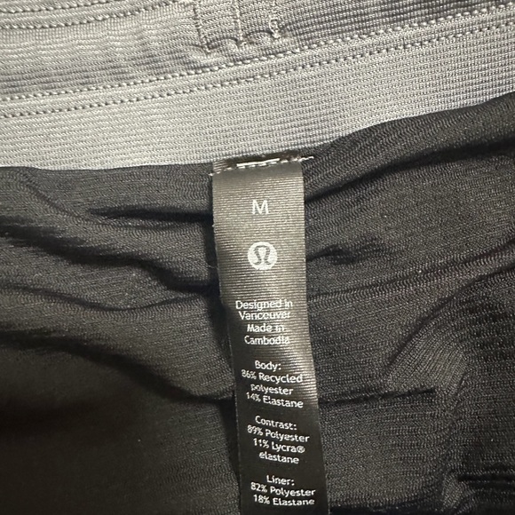 Lululemon T.H.E. Shorts Mens size  Medium Linerless 9" Running Gravel Dust Gray - Picture 3 of 4